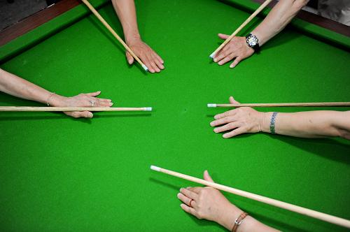 年過(guò)七旬“臺(tái)球奶奶”和她的臺(tái)球培訓(xùn)班