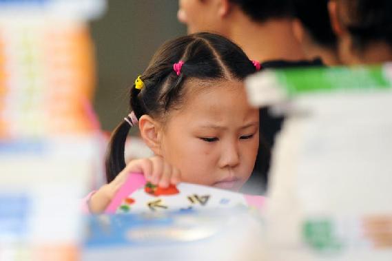 書博會上的“小書蟲”