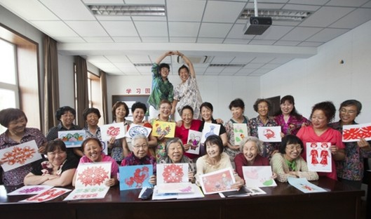 老年大學的畢業季 合影 排隊 敬禮 一起回歸青春年代