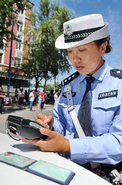 長(zhǎng)春交警告別手寫(xiě)紙質(zhì)罰單　移動(dòng)執(zhí)法終端投入使用