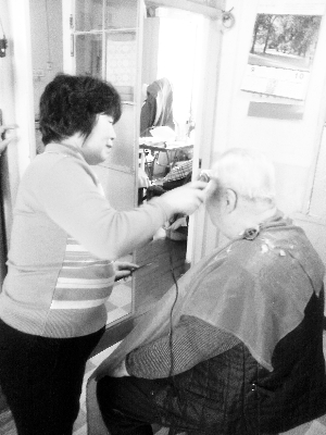 為居民免費理發(fā) 她一理就是16年