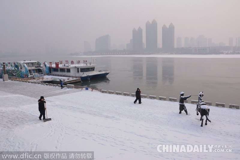 吉林迎來2015年首場(chǎng)大雪 氣象臺(tái)發(fā)布道路冰雪預(yù)警