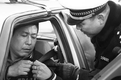 長春機(jī)動車駕駛員、乘客不系安全帶將被罰款50元