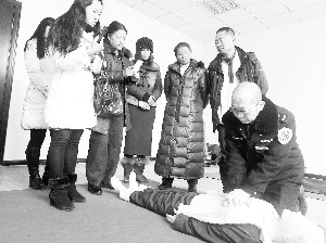 市民志愿者體驗現場急救