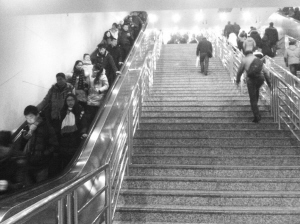 長春站南北通道深夜不開扶梯 上下臺階得累夠嗆