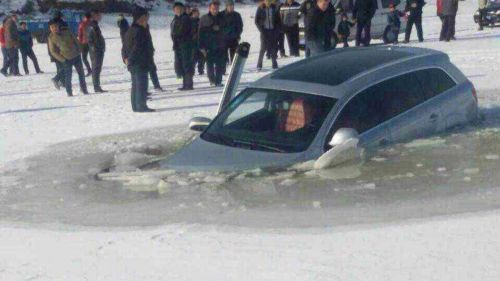 牛頭山水庫(kù)一越野車(chē)墜冰窟 車(chē)內(nèi)3人跳窗逃生