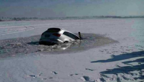 牛頭山水庫(kù)一越野車(chē)墜冰窟 車(chē)內(nèi)3人跳窗逃生