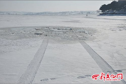 牛頭山水庫(kù)一越野車(chē)墜冰窟 車(chē)內(nèi)3人跳窗逃生