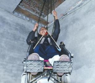 癱瘓男孩躺床上繡出3.8米十字繡 重拾信心