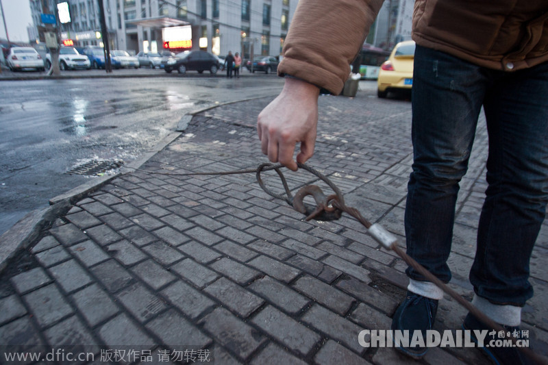 長春街頭井蓋鎖在路燈桿上 市民稱為防盜太拼了