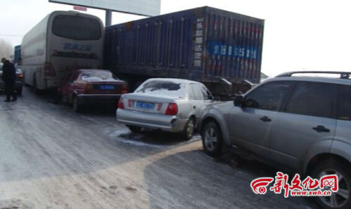 國(guó)道102線沈陽(yáng)往長(zhǎng)春方向11車(chē)連撞