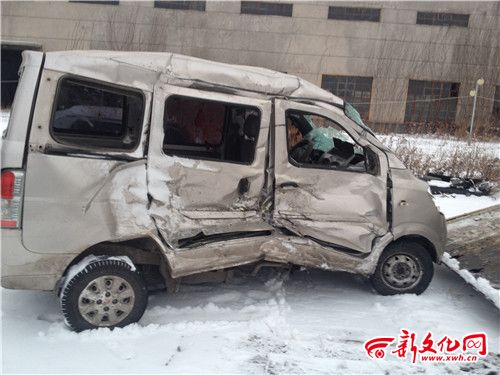 面包車側滑進反向車道被貨車迎頭撞上 4人死亡