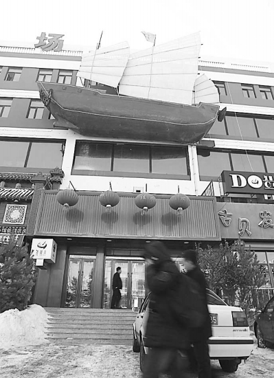 10余萬元帆船“掛”樓體上居民擔心不牢靠會掉下來