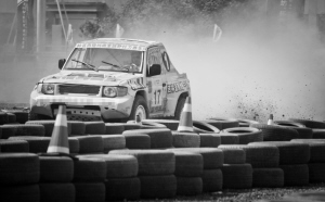 越野車比賽在長(zhǎng)春舉辦一輛車改裝費(fèi)超50萬元