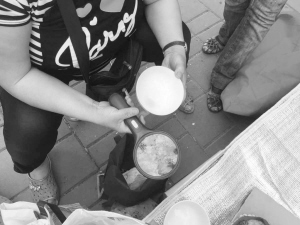 南湖公園有人擺攤稱能用中藥將腦內的蟲子熏出