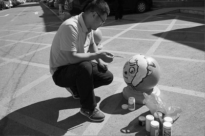 長春市大學畢業生當起保安小區石墩變身喜羊羊