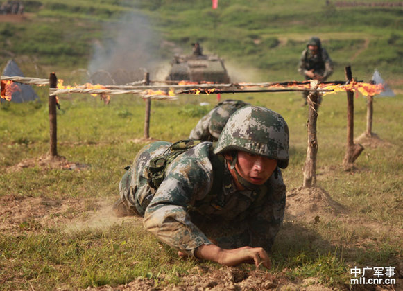 濟南軍區某旅實戰訓練 官兵酷暑穿越火障