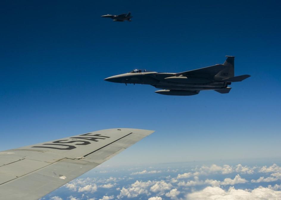 美空軍F-15F-16戰機群飛赴夏威夷參加環太軍演