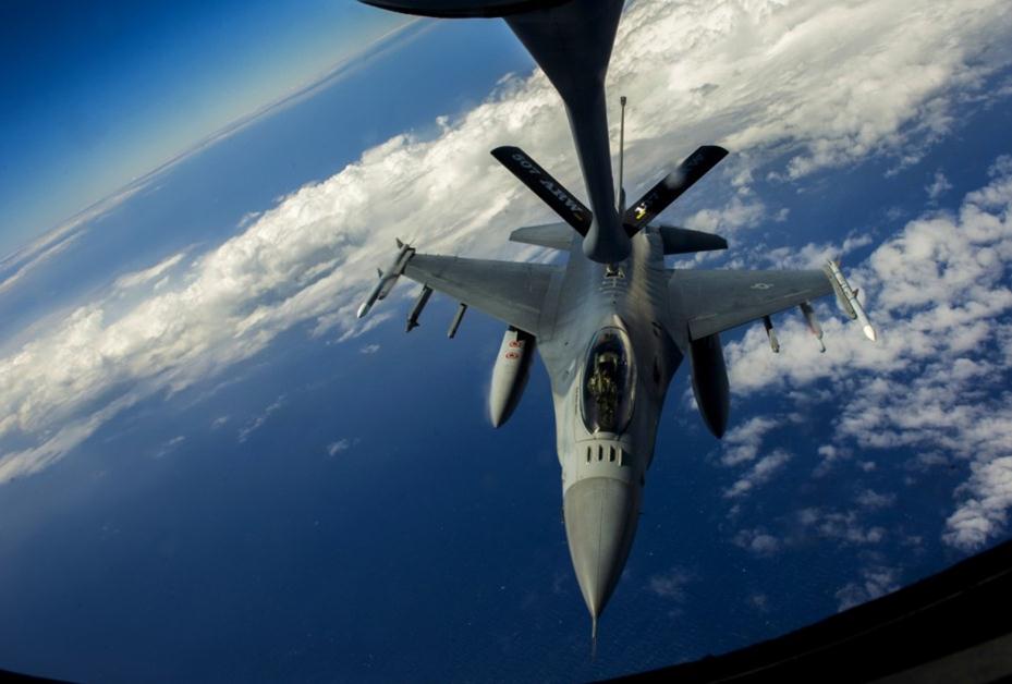 美空軍F-15F-16戰機群飛赴夏威夷參加環太軍演