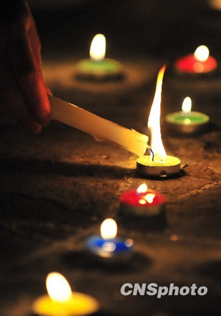 揚州大學生為玉樹地震災區燭光祈福