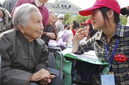 迎“五四”關愛老人進社區