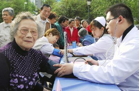 迎“五四”關愛老人進社區(qū)