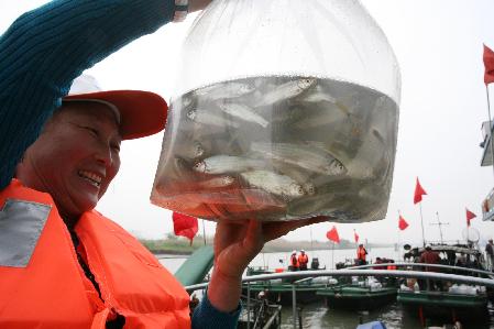 江蘇泰州放魚節(jié) 50萬尾魚種入長江