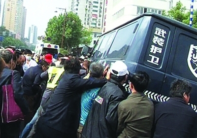 南京兩女子被運鈔車撞倒壓住 數十市民抬車救人