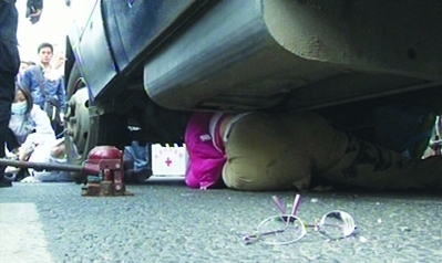 南京兩女子被運鈔車撞倒壓住 數十市民抬車救人