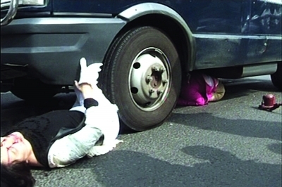 南京兩女子被運(yùn)鈔車撞倒壓住 數(shù)十市民抬車救人