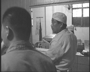 央視曝光南京鹽水鴨市場(chǎng)亂象:生產(chǎn)車間蒼蠅亂飛(圖)