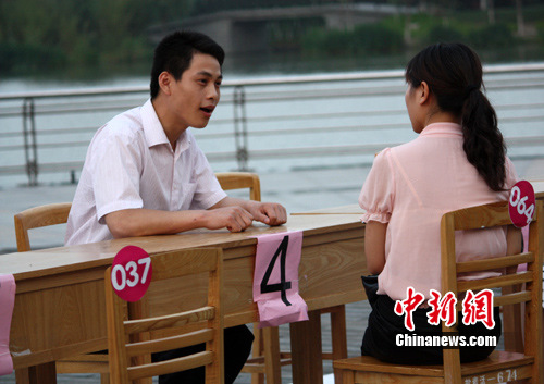 組圖：江蘇鹽城舉辦相親會(huì) 300多人報(bào)名參加