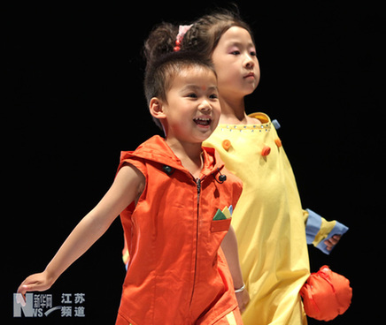 江蘇南通：“小不點”助陣大學生畢業時裝秀