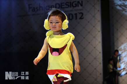 江蘇南通：“小不點”助陣大學生畢業時裝秀