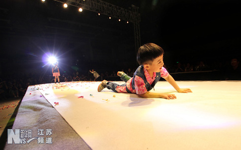 江蘇南通：“小不點”助陣大學生畢業時裝秀