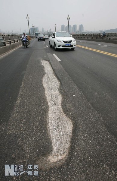 南京長江大橋橋面受損