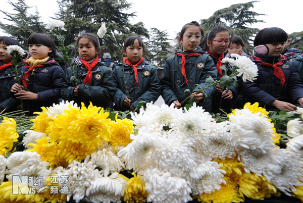 南京舉行國(guó)際和平集會(huì)悼念南京大屠殺30萬同胞遇難75周年