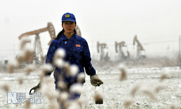 油田女工雪中巡查