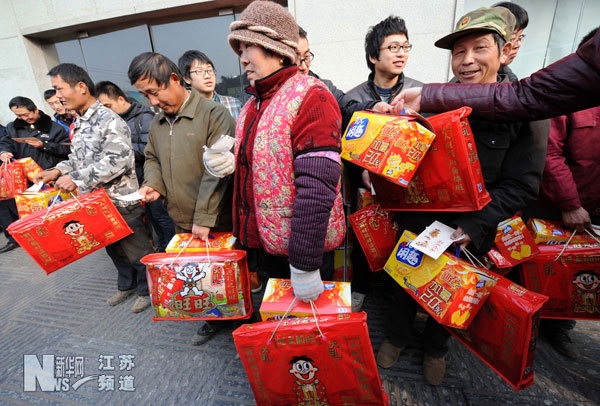 一批農民工坐上開往江蘇高郵方向的免費專車