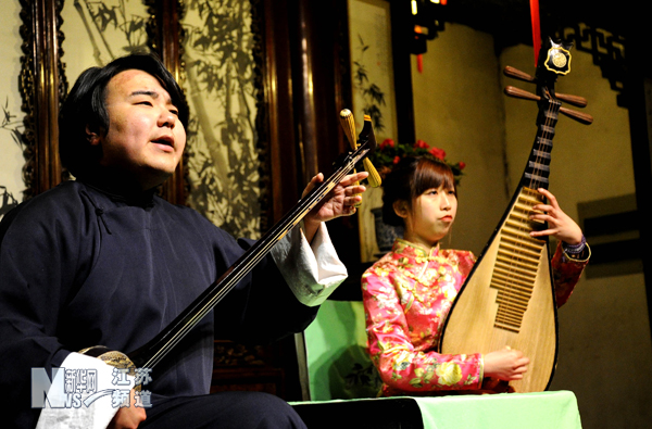 中外游人在璀璨燈光照耀的蘇州古典園林網師園夜游