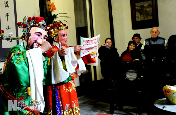 中外游人在璀璨燈光照耀的蘇州古典園林網師園夜游