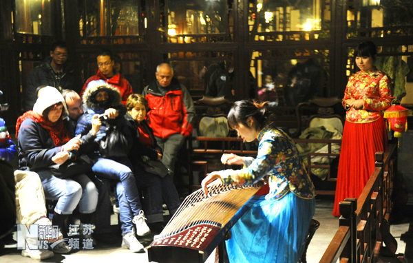 中外游人在璀璨燈光照耀的蘇州古典園林網師園夜游