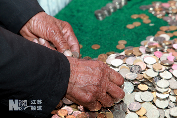 “磨刀老人”辛苦所得2000余枚硬幣捐給雅安地震災區