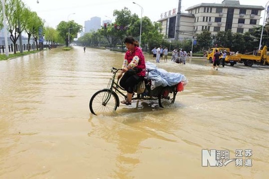 自來水管爆裂 無錫運河西路汪洋一片