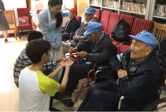 南京志愿者致敬老兵 古禮度端午