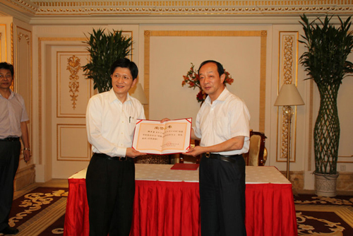 教授攜子回鄉行善舉 大陸與臺血濃一家親