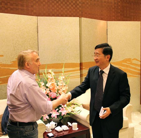 南京市副市長李琦熱情會見亞洲戶外展顧問耶格先生