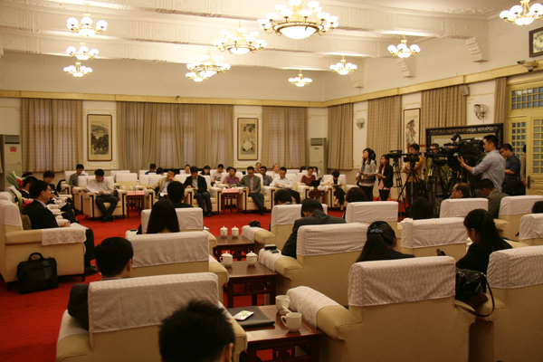 亞洲媒體集體采訪楊衛澤書記