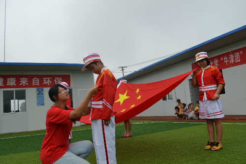 臨時板房教室外的“國旗班”