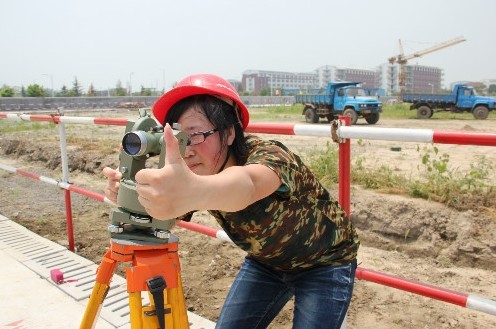 臨時板房教室外的“國旗班”